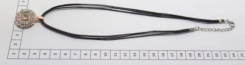 Strass hanger  rose goudkleurig + ketting van zwart pu leder met verleng kettinkje ± 41cm