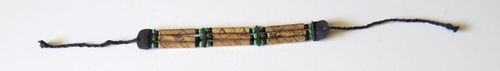 Bamboe armband 15cm met groene kralen en leer stukjes + katoenen koord ±19cm