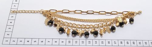 goudkleurige meerstrengen  armband met meerder bedels,hamsa,kristal diverse kleuren ±24cm